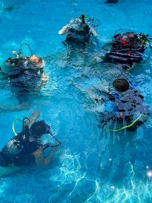 Dive Into Scuba In Progress - Their First Breaths Underwater!